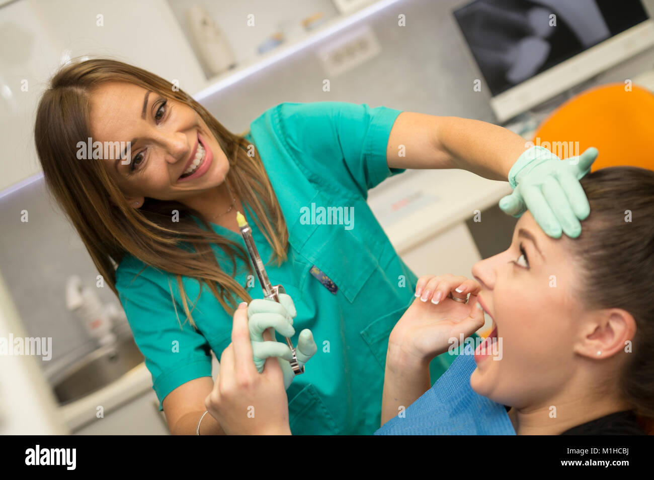 A patient is afraid of the dentist´s needle and the anesthesia coming