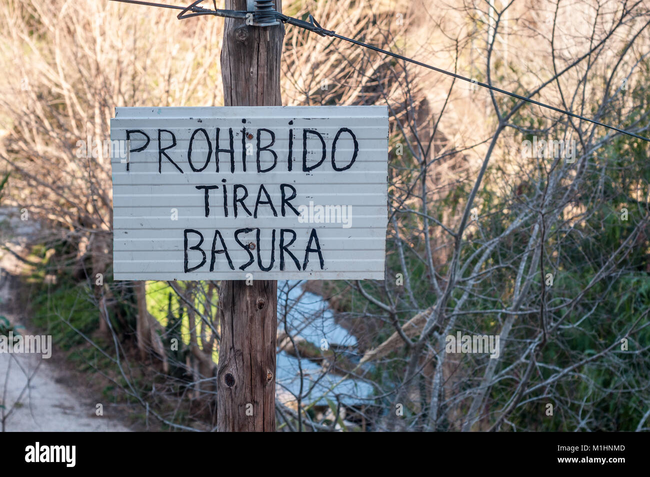 no littering sign in spanish, prohibido tirar basura, Valls, Tarragona, Catalonia, Spain Stock Photo