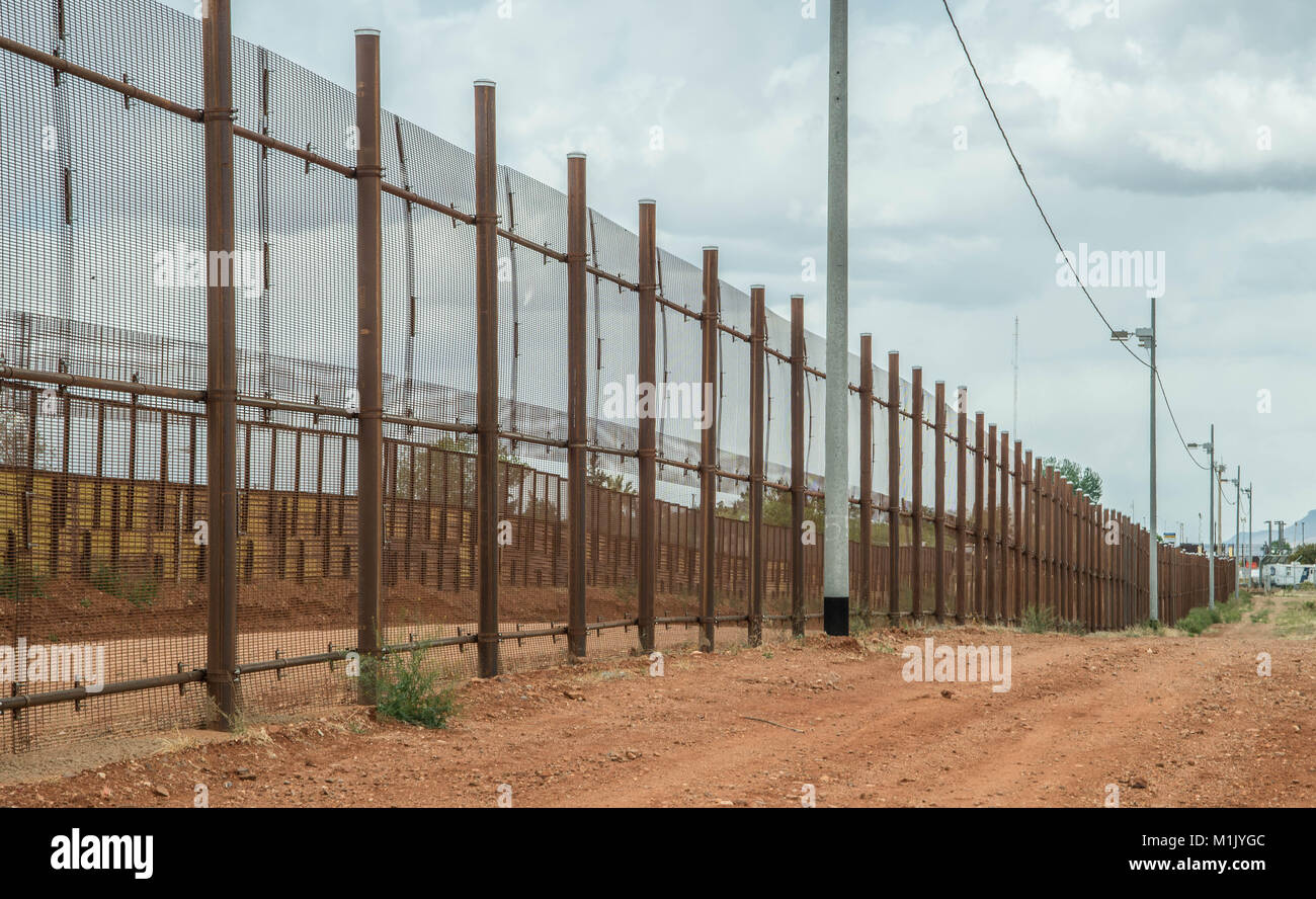 Border fence between Arizona and Mexico Stock Photo