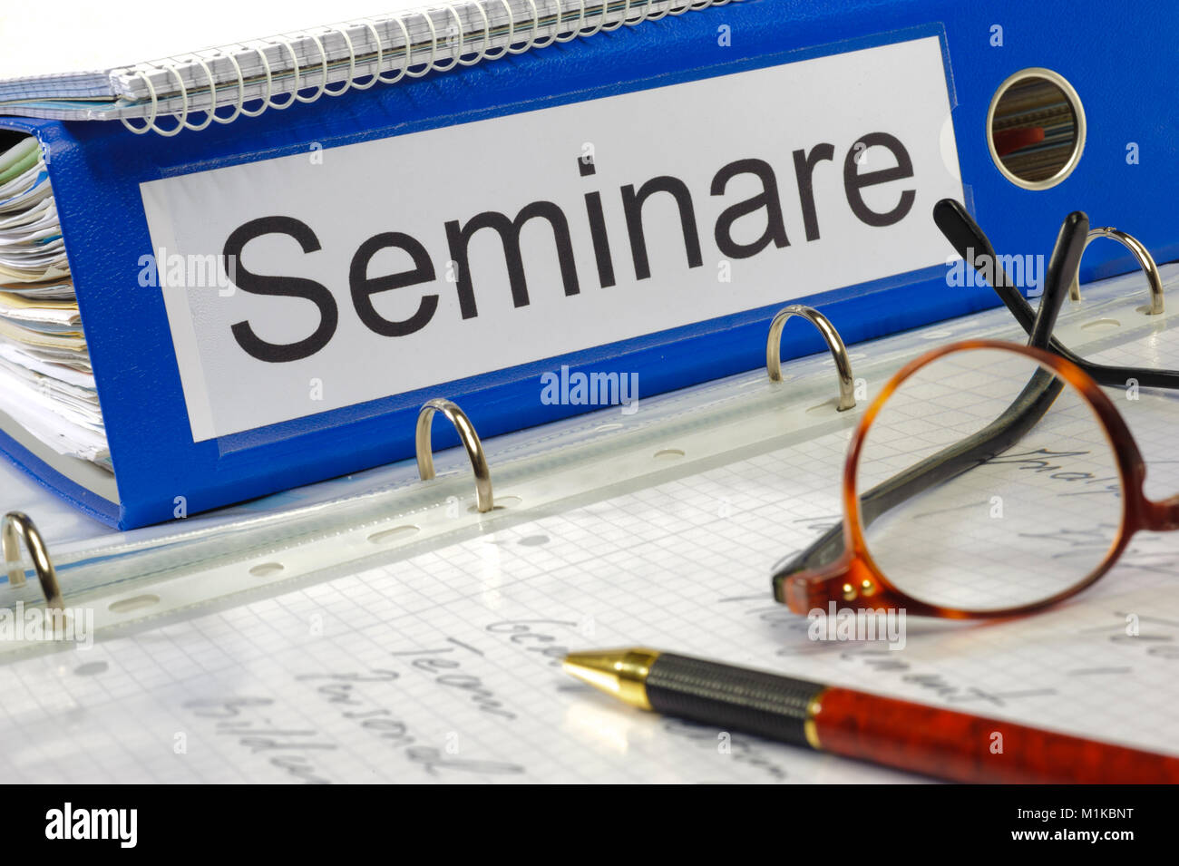 Aktenordner zur Weiterbildung am Arbeitsplatz Stock Photo