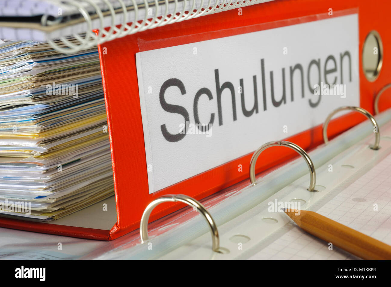 Aktenordner zur Weiterbildung am Arbeitsplatz Stock Photo