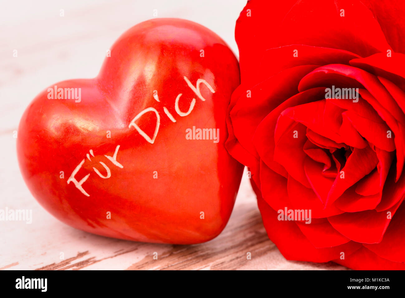 Blumenstrauß zum Valentinstag mit Herz und Aufschrift 'Für Dich' Stock Photo