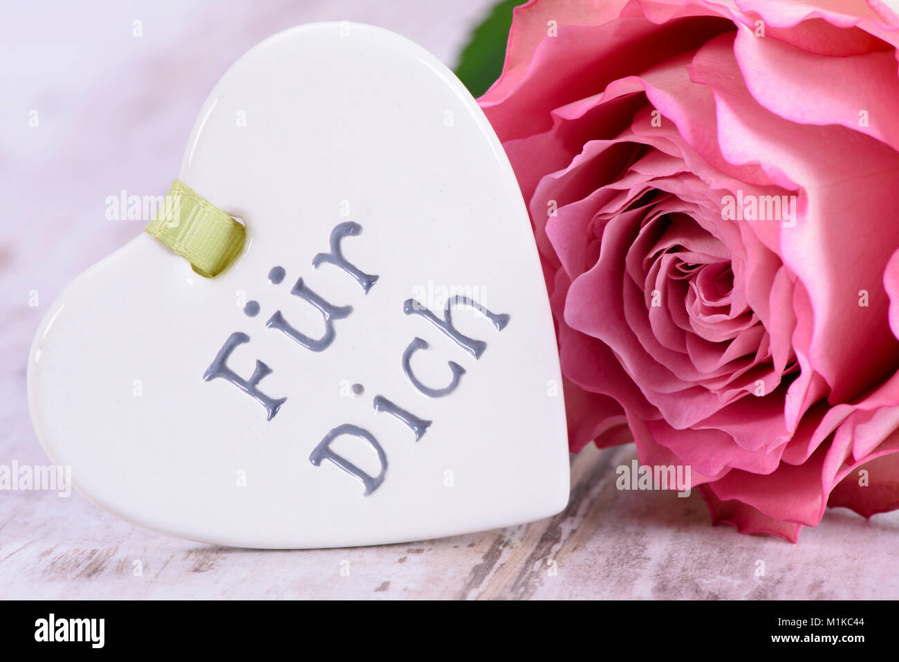 Blumenstrauß zum Valentinstag mit Herz und Aufschrift 'Für Dich' Stock Photo