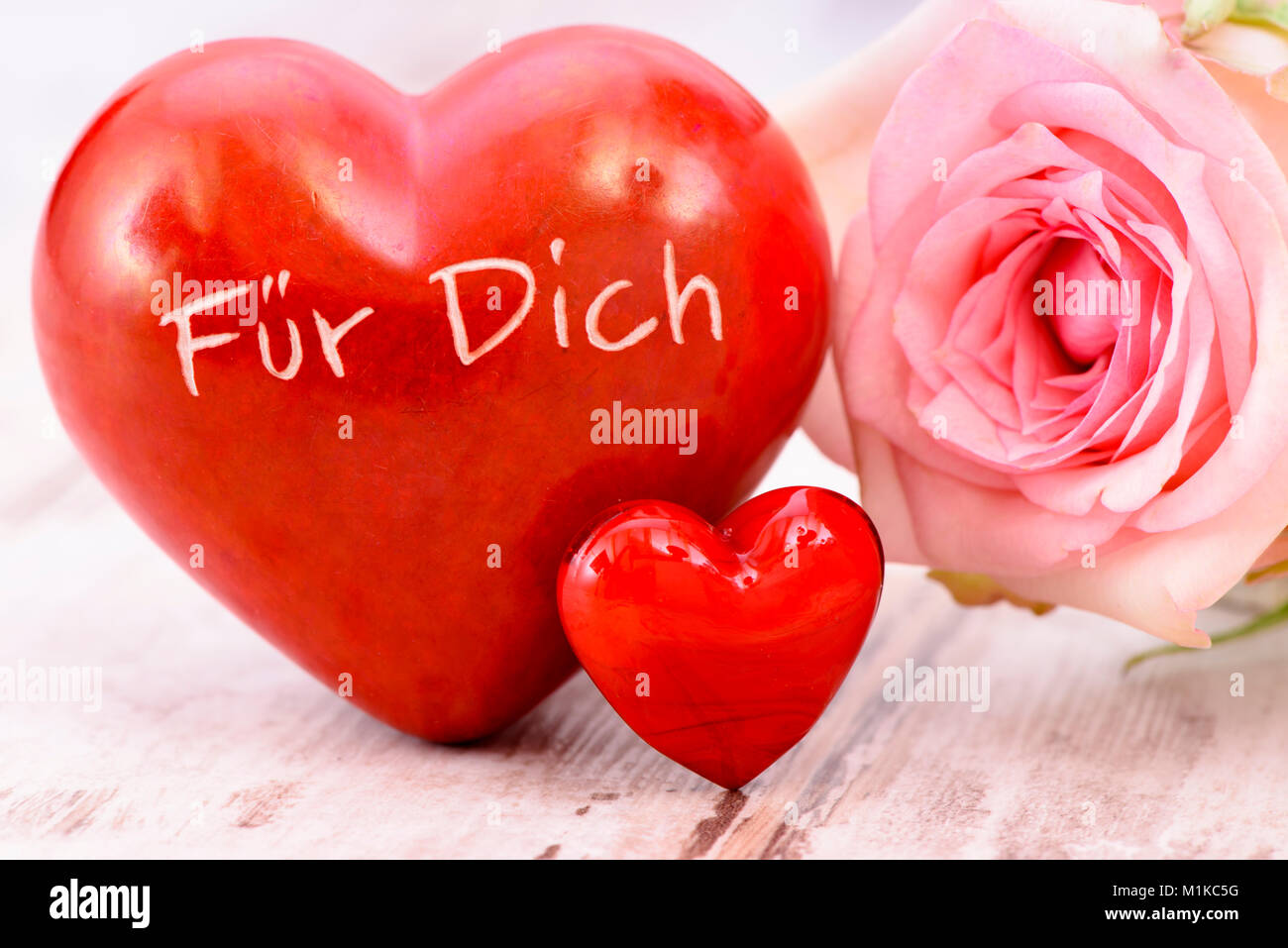 Blumenstrauß zum Valentinstag mit Herz und Aufschrift "Für Dich" Stock Photo