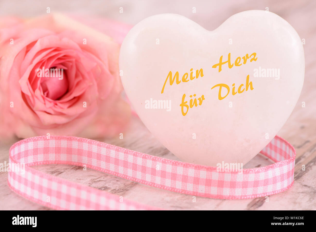 Blumenstrauß zum Valentinstag mit Herz und Aufschrift 'Für Dich' Stock Photo
