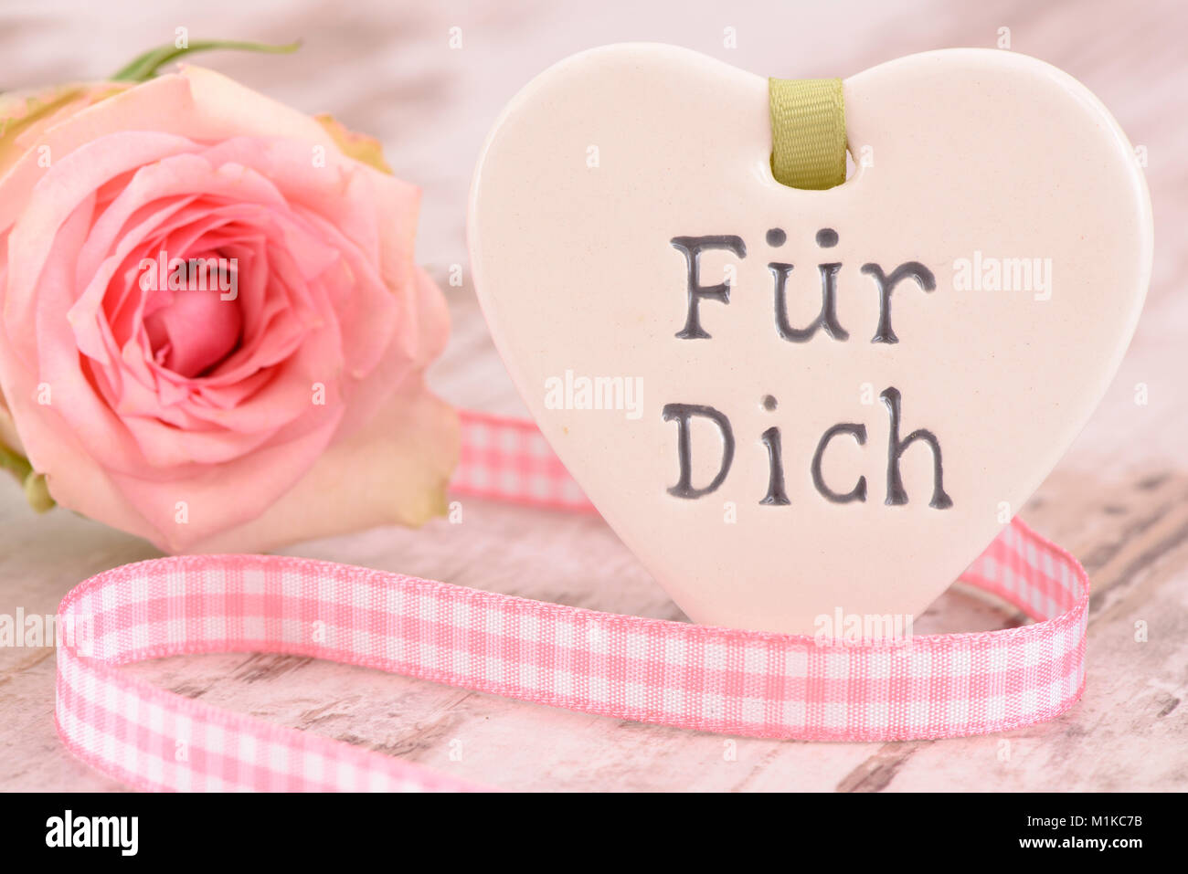 Blumenstrauß zum Valentinstag mit Herz und Aufschrift 'Für Dich' Stock Photo