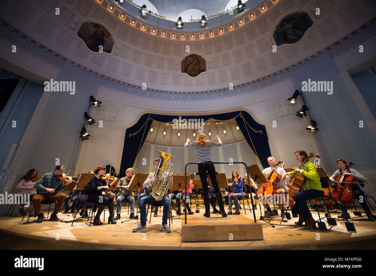 Students orchestra practice hi-res stock photography and images - Alamy