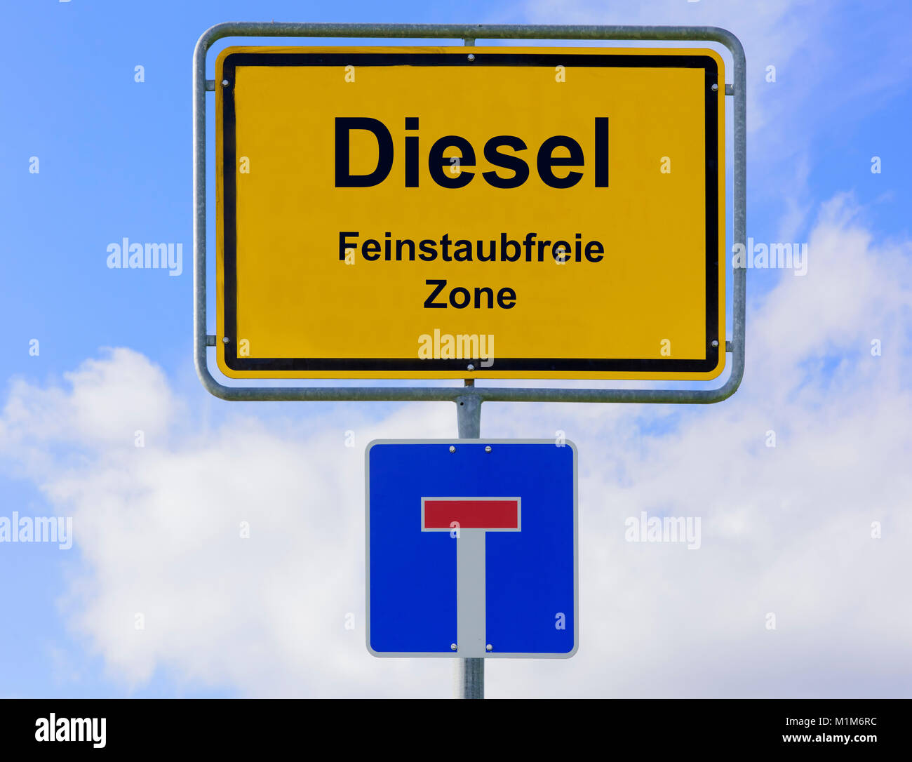 Diesel und Luftverscmutzung auf Ortsschild Stock Photo
