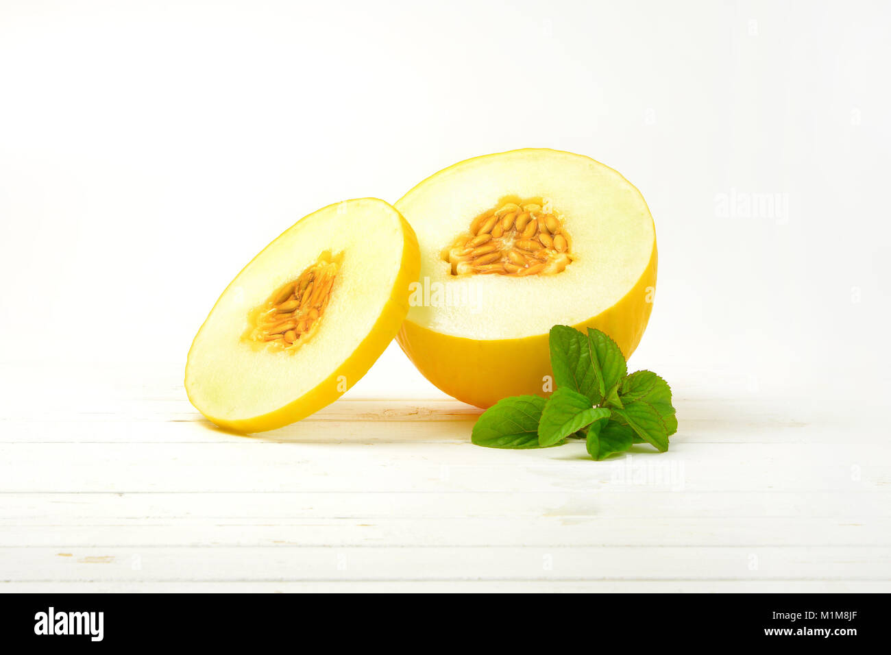 дыня акварелью. две половинки дыни. пол желтой дыни как пишется. арбуз желтый. дыня на английском.