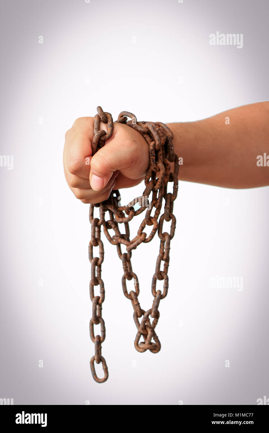 руки в цепях. человек с цепью в руках. человек держит цепь. цепочка на руку. руки в цепях.