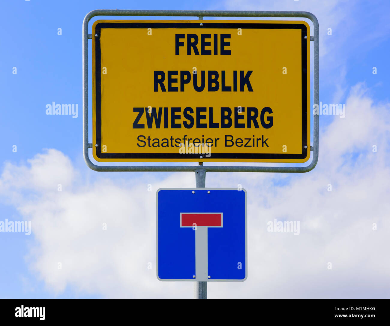 Ortschild zur Freien Republik Zwieselberg in Bayern Stock Photo