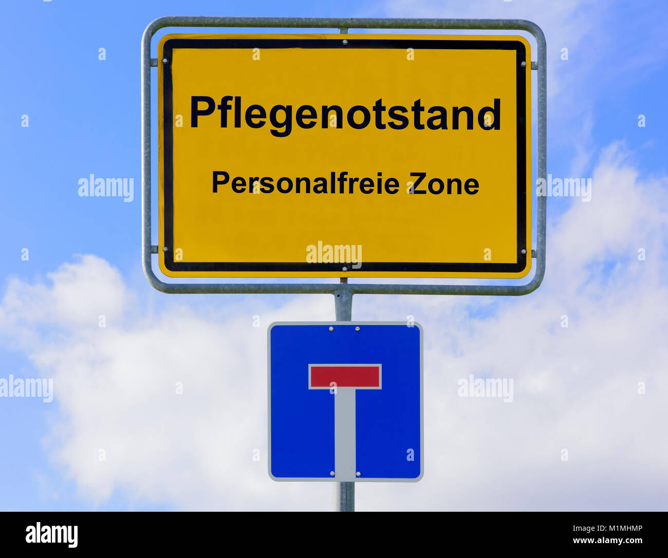 Pflegenotstand in personalfreier Zone auf Ortsschild Stock Photo