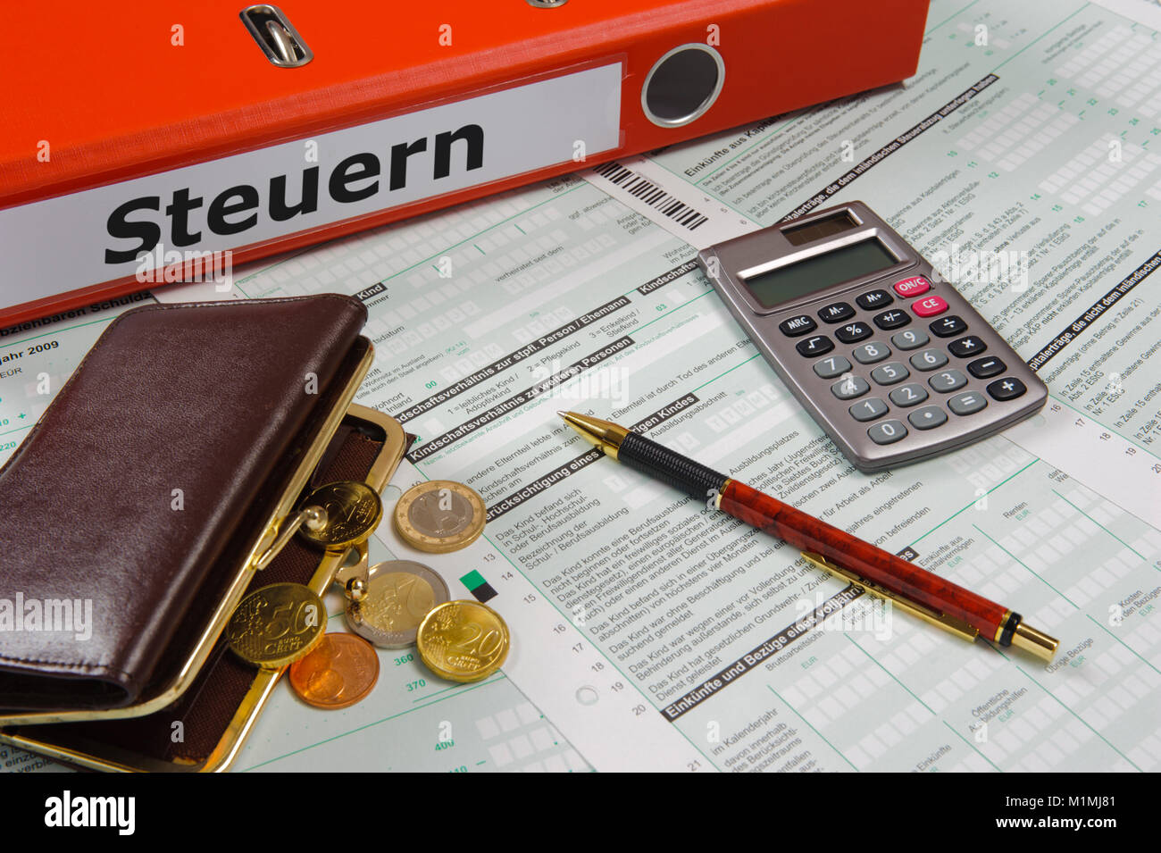 Büro mit Aktenordner für Steuern Stock Photo