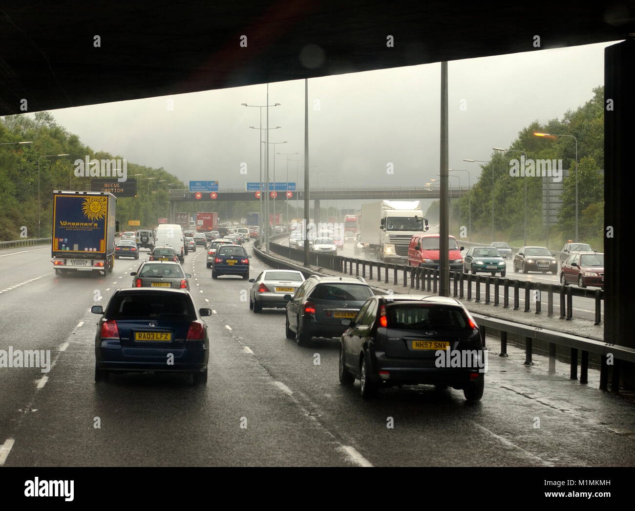AJAXNETPHOTO. M25, LONDON,ENGLAND. - IN THE WET. DRIVERS VIEW, MOTORWAY IN SHOWERY CONDITIONS. PHOTO:JONATHAN EASTLAND/AJAX REF:D82008 1119 Stock Photo