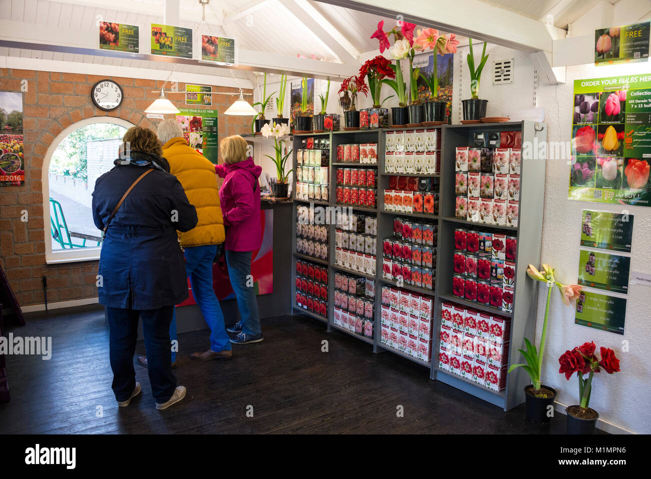 Costumers purchasing Dutch tulip bulbs from an bulb outlet within the gardens at Kekenhof, Lisse in the south of Holland.   The name, ÔKeukenhofÕ mean Stock Photo