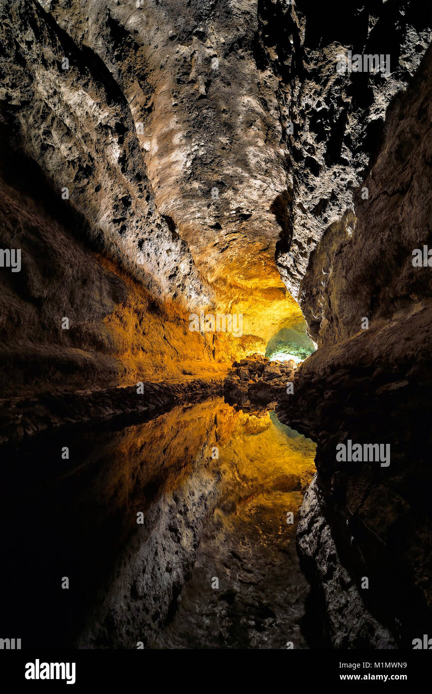 Wasserspiegelung in der Cueva Cuevas de los Verdes, von Cesar Manrique aufwendig illumiertes Höhlensystem eines Lavatunnels, Lanzarote, Kanarische Ins Stock Photo