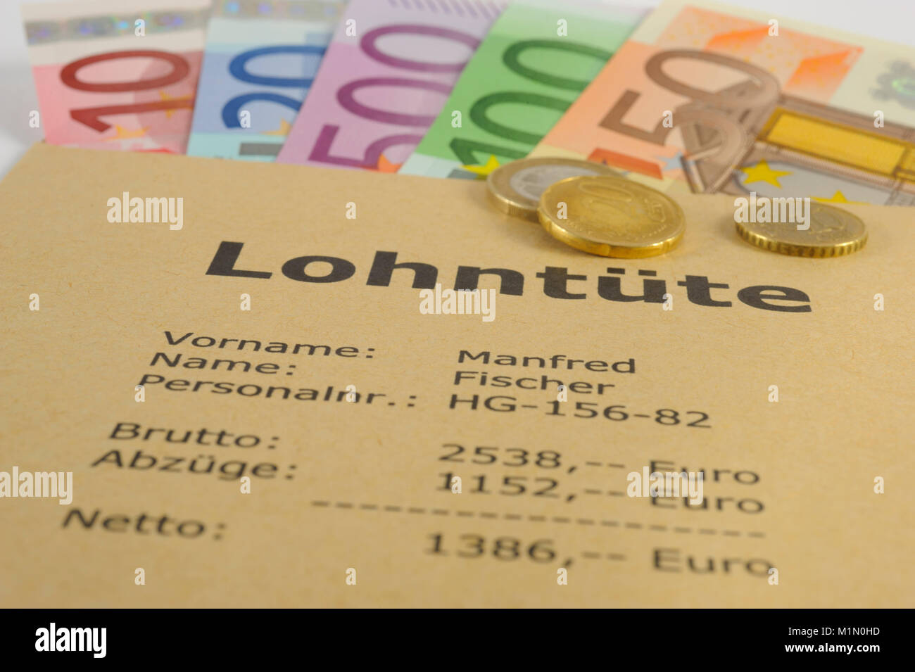 Lohntüte mit Euro - Wolfgang Filser [Jede Nutzung ist honorarpflichtig. Veroeffentlichung nur gegen Honorarzahlung, Urhebervermerk und Belegexemplar.  Stock Photo