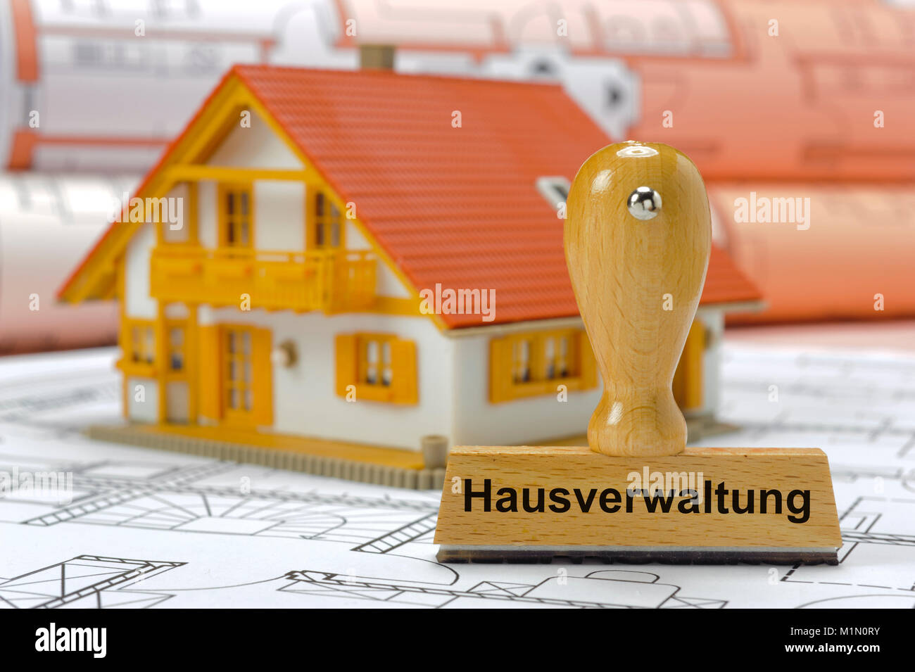 Hausverwaltung gedruckt auf Stempel mit Modellhaus Stock Photo