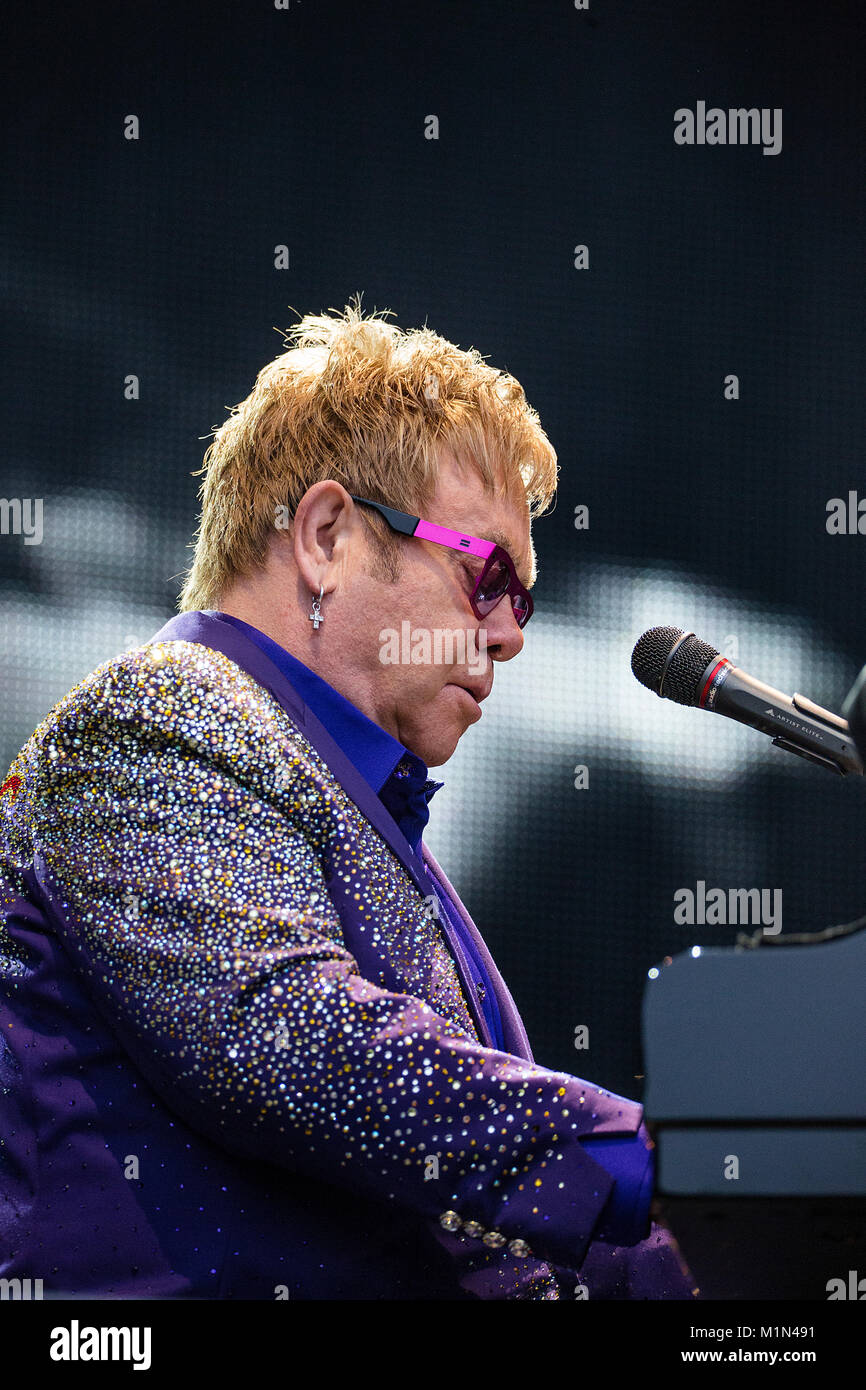 English Musician Sir Elton John Hi res Stock Photography And Images Alamy english-musician-sir-elton-john-hi-res-stock-photography-and-images-alamy