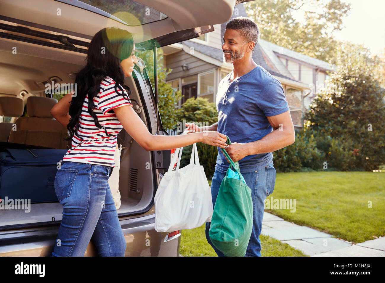 Мужчина с ведром. Пьяницы на кухне. Я тут хозяин. Прикол про рыбов. Хозяин прикол.
