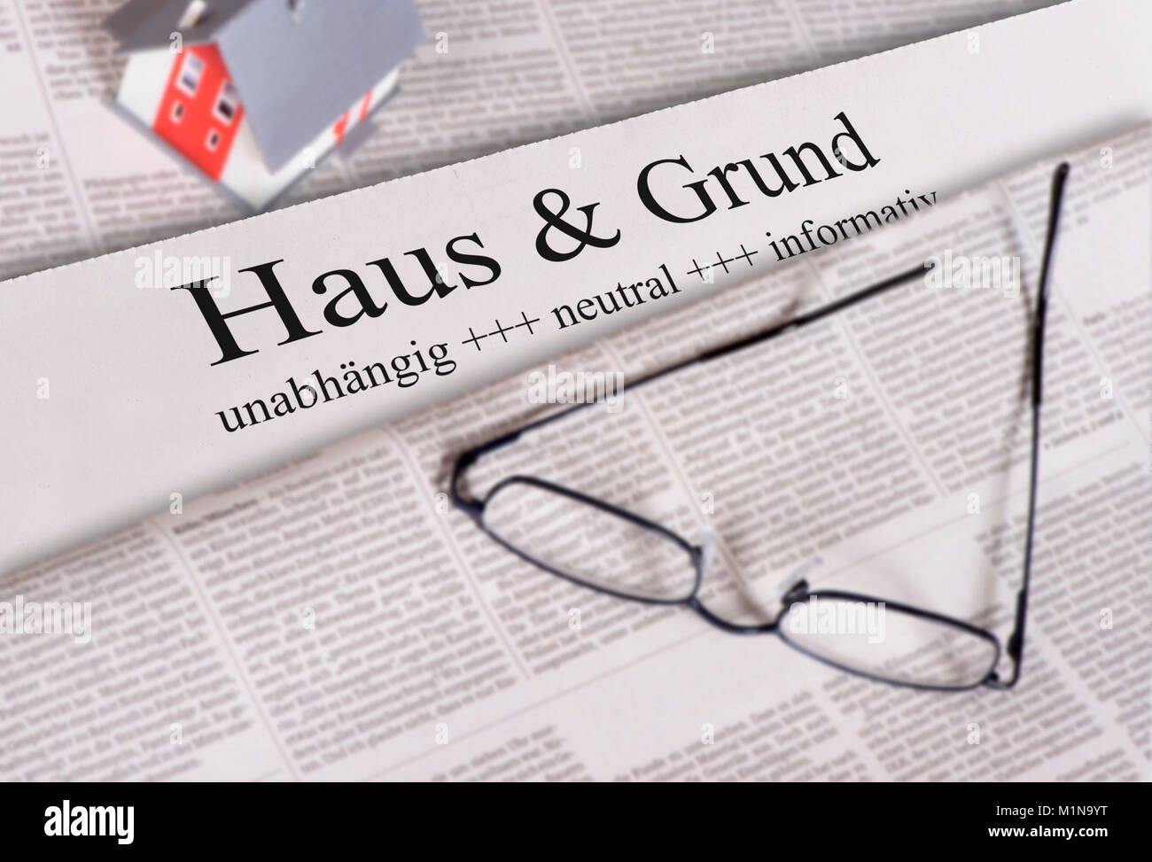Tageszeitung mit Überschrift Haus & Grund Stock Photo