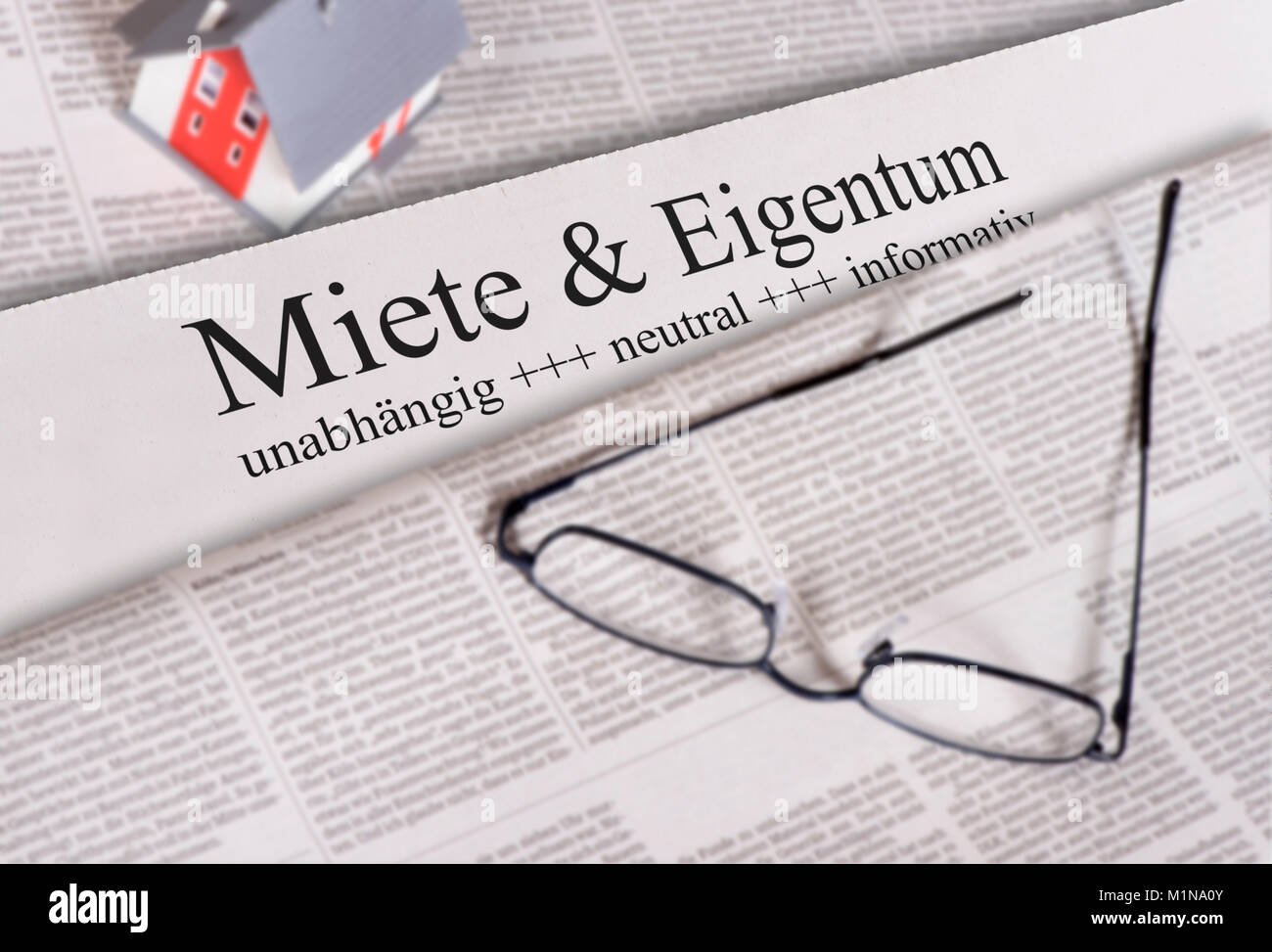 Tageszeitung mit Überschrift  Miete & Eigentum Stock Photo