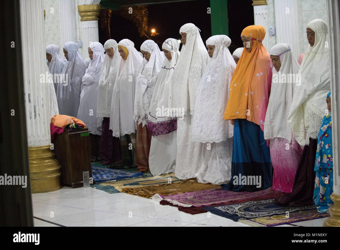 Banda Aceh, Indonesia. 31st Jan, 2018. Acehnese people praying during the super blue blood moon phenomenon in a mosque in Aceh province, Indonesia. Credit: Abdul Hadi Firsawan/Pacific Press/Alamy Live News Stock Photo