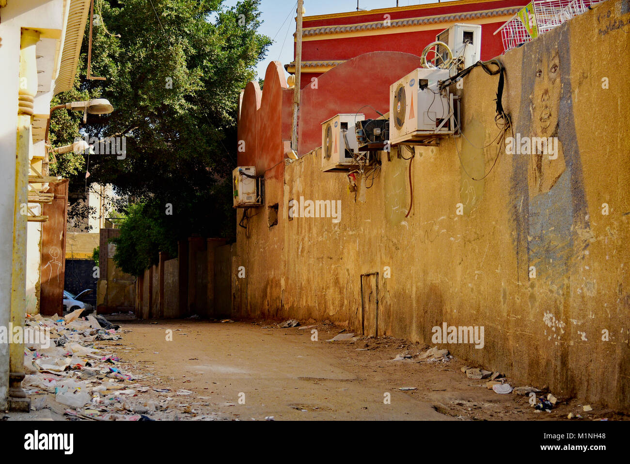 https://c8.alamy.com/comp/M1NH48/graffiti-on-a-back-alley-wall-in-the-giza-neighborhood-of-cairo-egypt-M1NH48.jpg