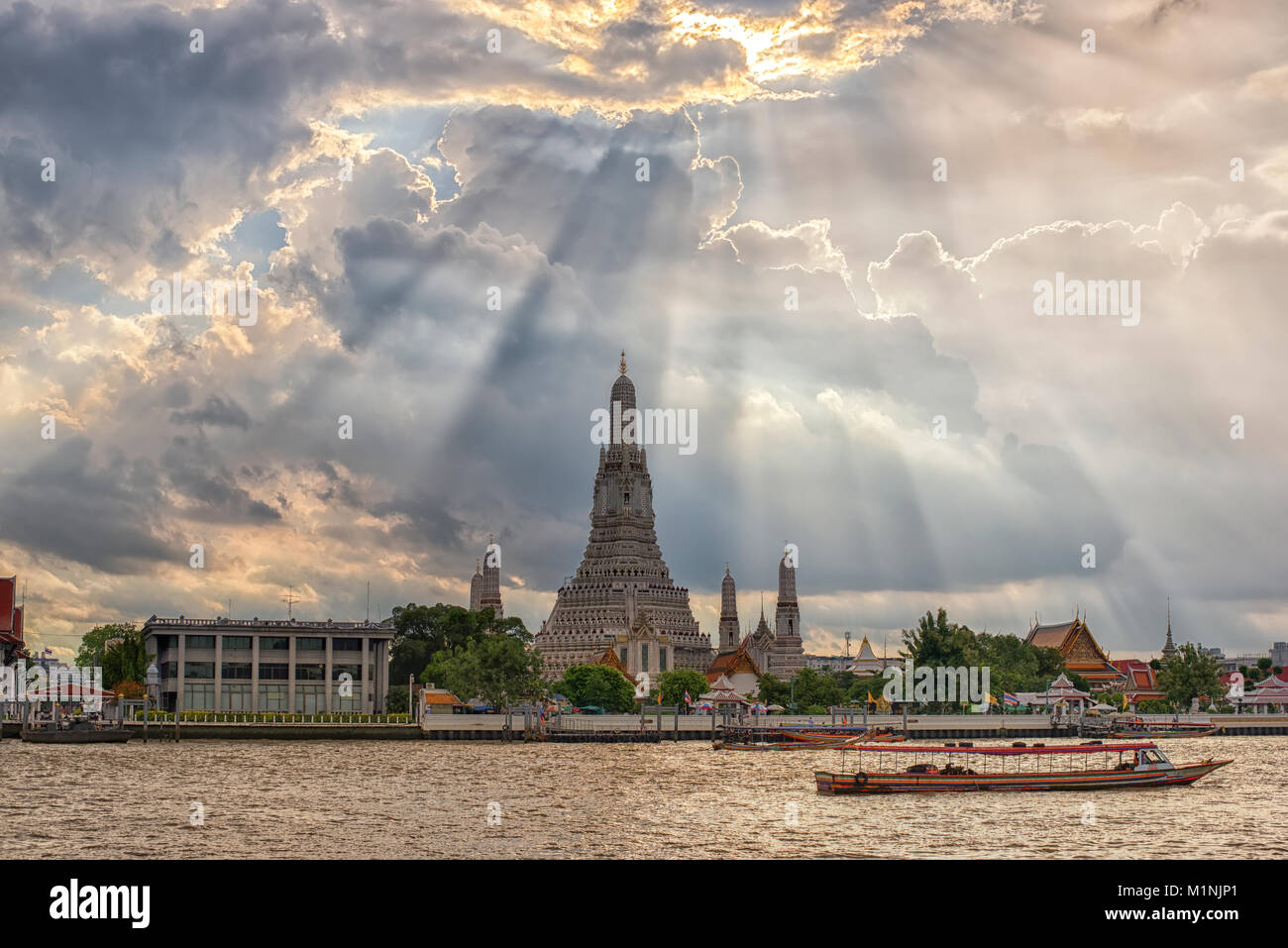 Wat Arun -the Temple Of Dawn In Bangkok, Thailand Stock Photo - Alamy