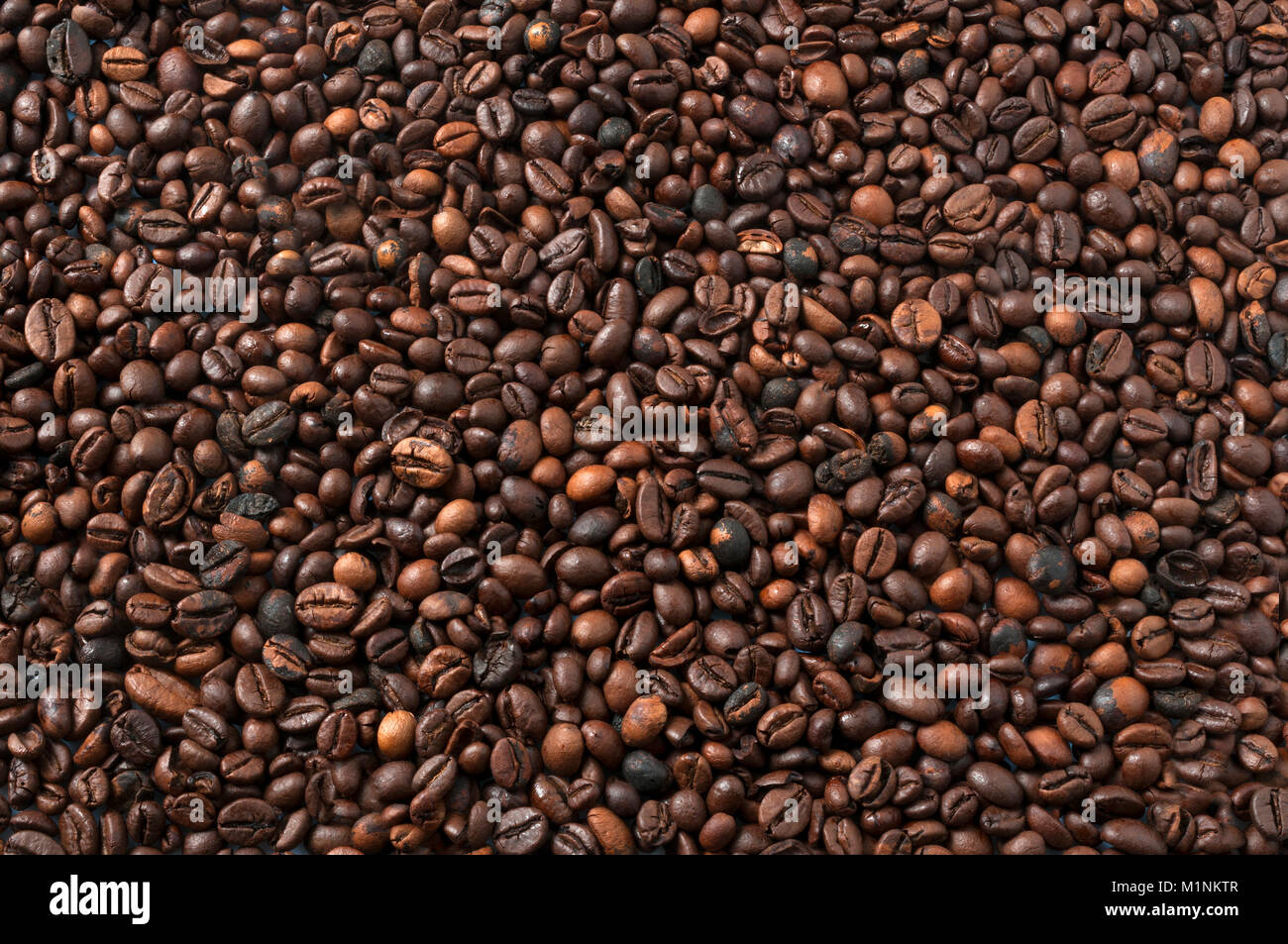 Roasted coffee beans background Stock Photo - Alamy