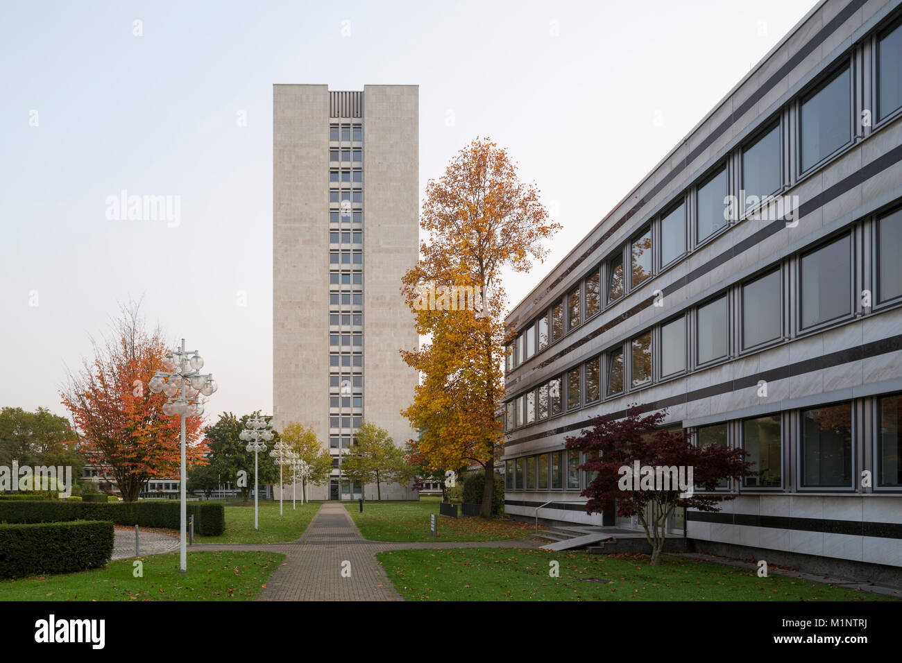 Bonn, Regierungsviertel (Bundesviertel, Parlamentsviertel), Allianzbauten am Tulpenfeld, 1964-1969 von Hanns Dustmann erbaut, Hochhaus (Haus 4), recht Stock Photo
