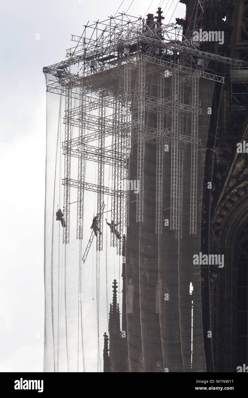 Germany, Cologne, workers mounting a new scaffold at the northern steeple of the cathedral.  Deutschland, Koeln, Arbeiter bauen ein neues Geruest am N Stock Photo