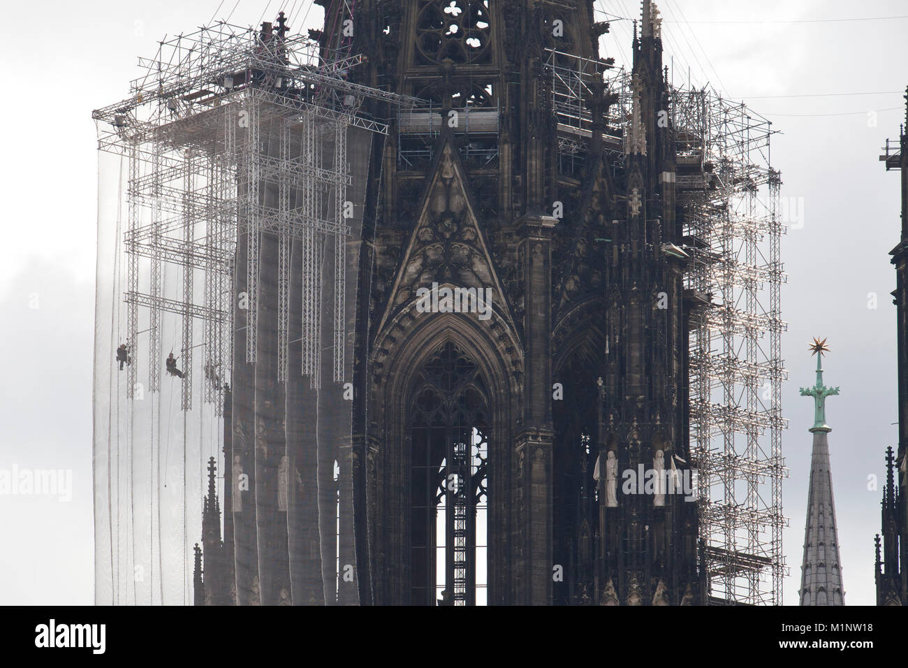 Germany, Cologne, workers mounting a new scaffold at the northern steeple of the cathedral.  Deutschland, Koeln, Arbeiter bauen ein neues Geruest am N Stock Photo