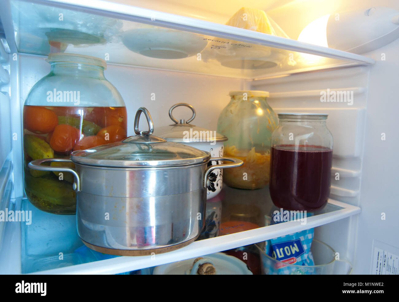 Можно ли ставить суп в холодильник. Кастрюля в холодильнике. Холодильники с едой и кастрюлями. Кастрюля с едой. Хранение в холодильнике с кастрюли.