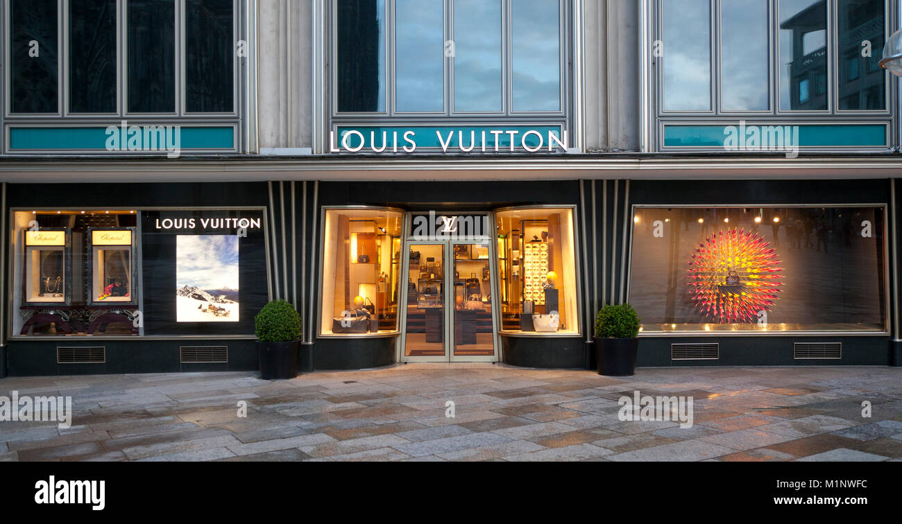 Germany, Cologne, the Louis Vuitton the Balu-Gold-House near cathedral. Deutschland, Koeln, der Louis Vuitton Store im Blau-Gold-Haus an Stock Photo - Alamy