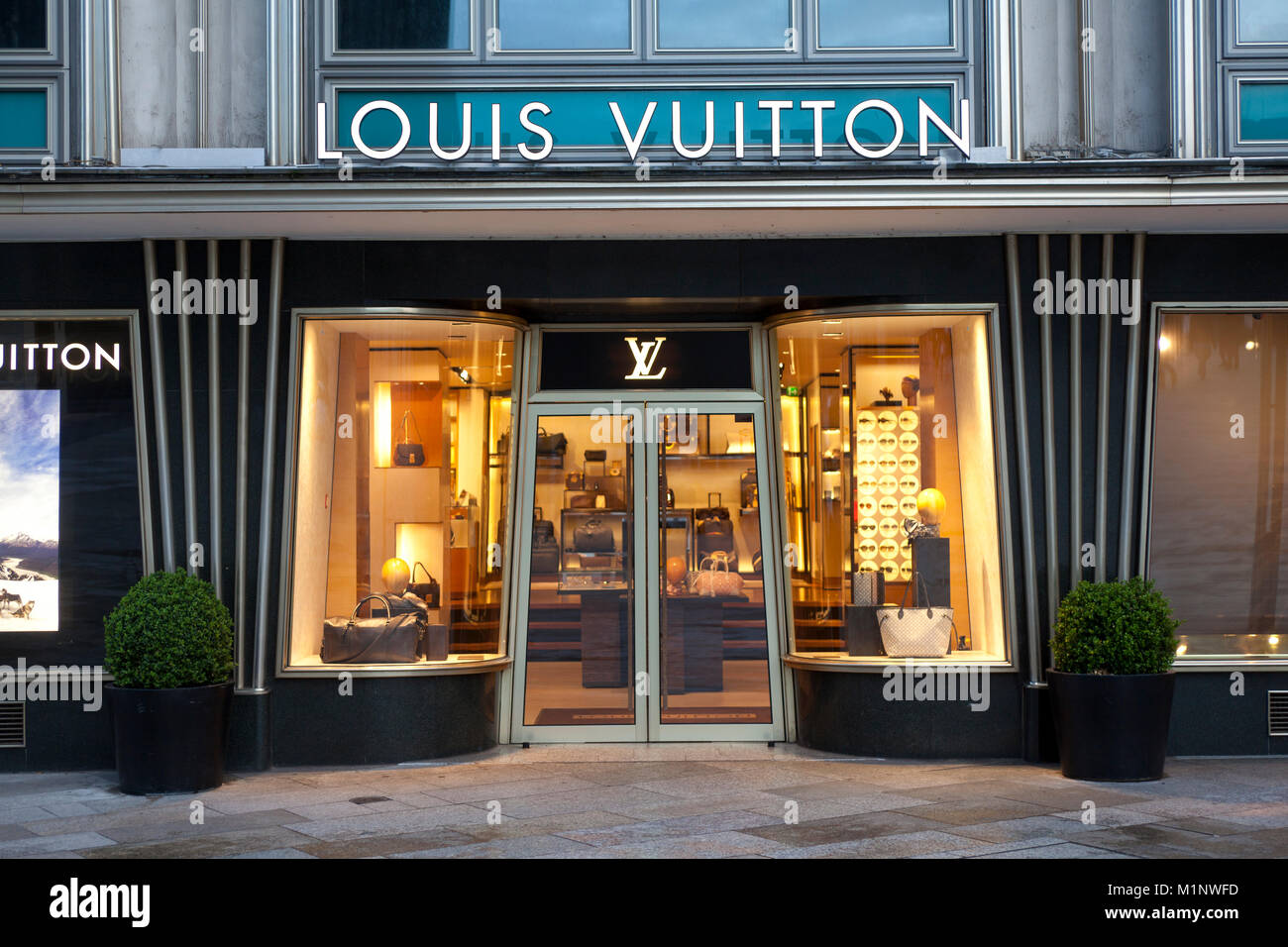 Germany, Cologne, the Louis Vuitton Store at the Balu-Gold-House near the  cathedral. Deutschland, Koeln, der Louis Vuitton Store im Blau-Gold-Haus an  Stock Photo - Alamy