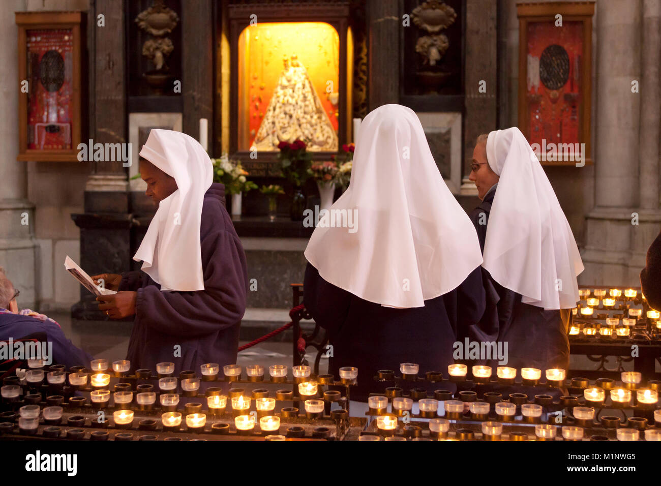 Germany, Cologne, nuns in front of the Jewellery Virgin Mary at the cathedral, candles.  Deutschland, Koeln, Nonnen vor der Schmuckmadonna im Dom, Ker Stock Photo