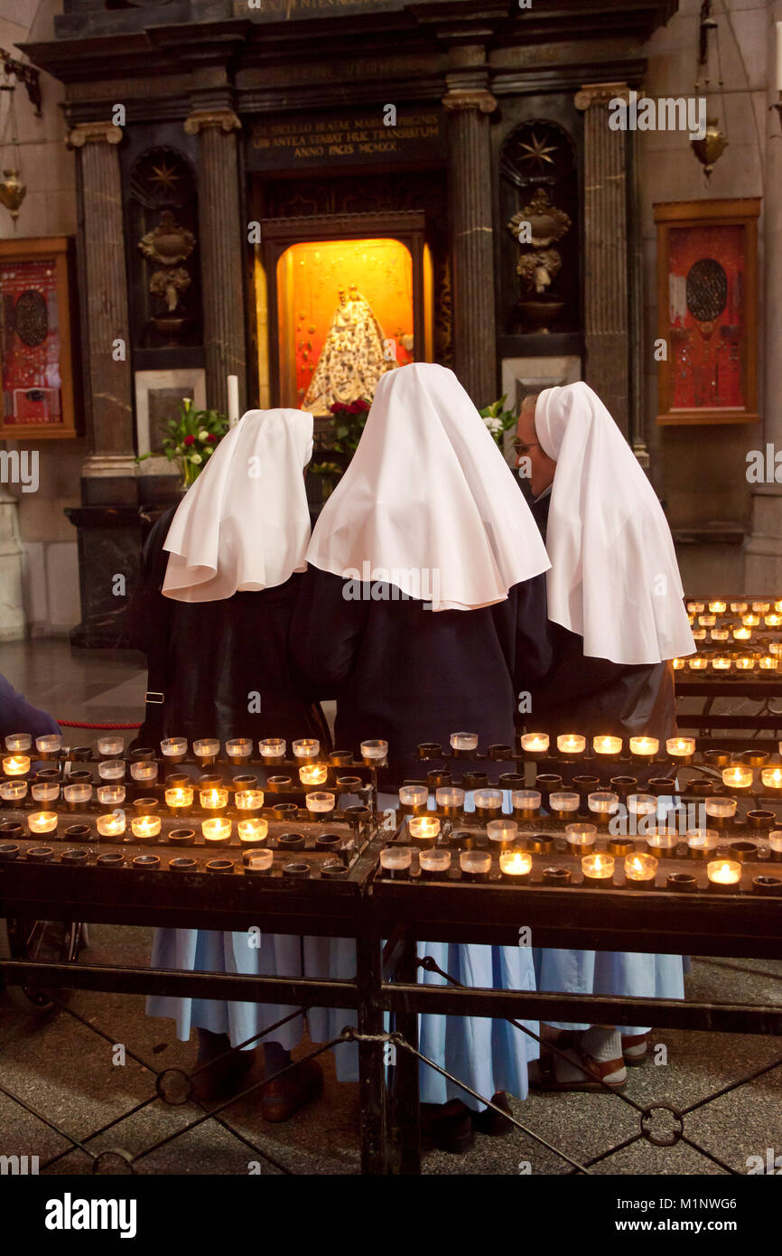 Germany, Cologne, nuns in front of the Jewellery Virgin Mary at the cathedral, candles.  Deutschland, Koeln, Nonnen vor der Schmuckmadonna im Dom, Ker Stock Photo