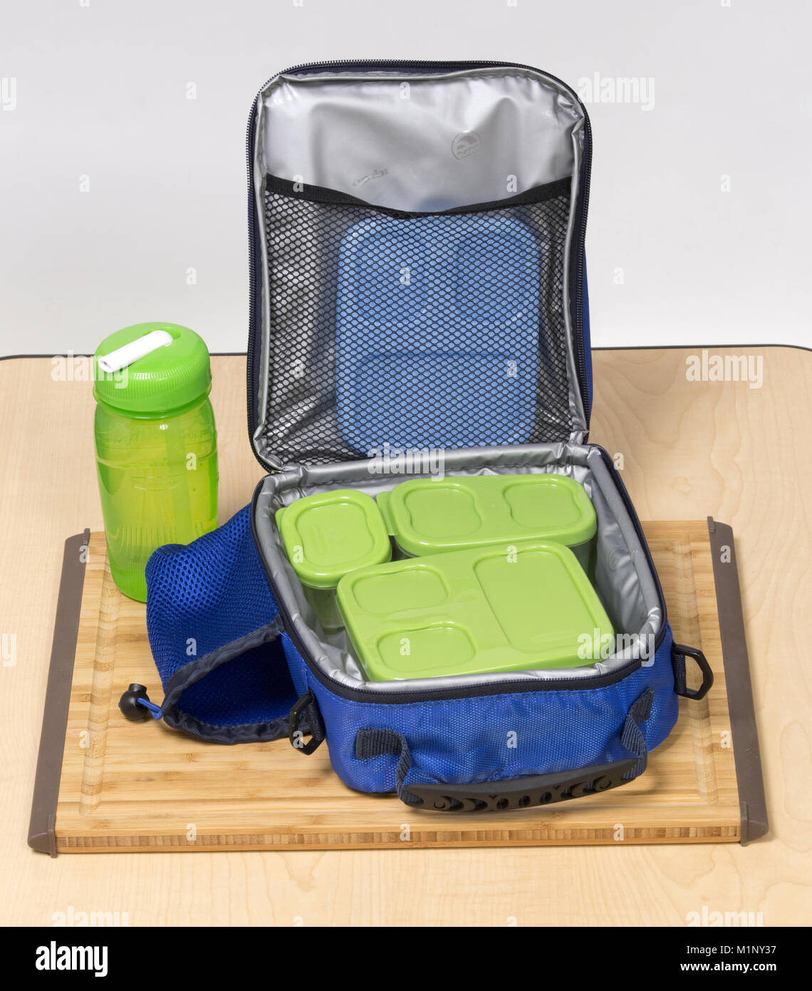 A child’s lunch bag and water bottle Stock Photo
