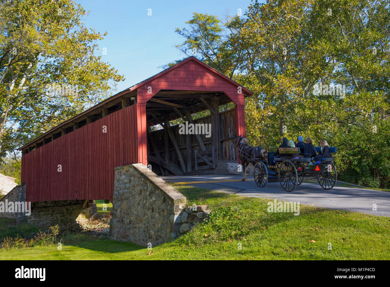 Amish Horse-drawn Buggy, Pool Forge Covered Bridge, built in 1859, Lancaster County, Pennsylvania, United States of America, North America Stock Photo