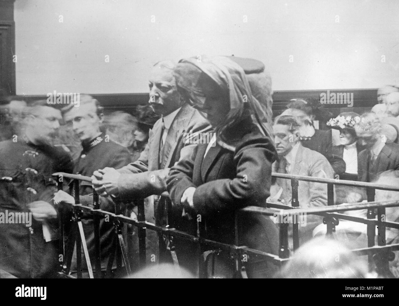 Hawley Harvey Crippen (1862 – 1910), Dr Crippen, American hanged for the murder of his wife Cora Henrietta Crippen. Dr Crippen and Ethel le Neve during a remand hearing in London Stock Photo