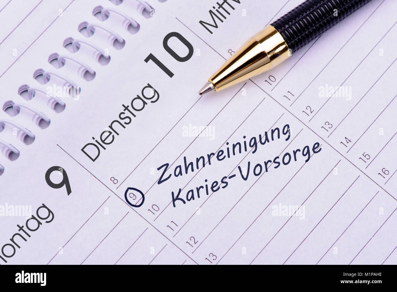 Zahnreinigung und Karies-Vorsorge als Eintrag im Terminkalender Stock Photo