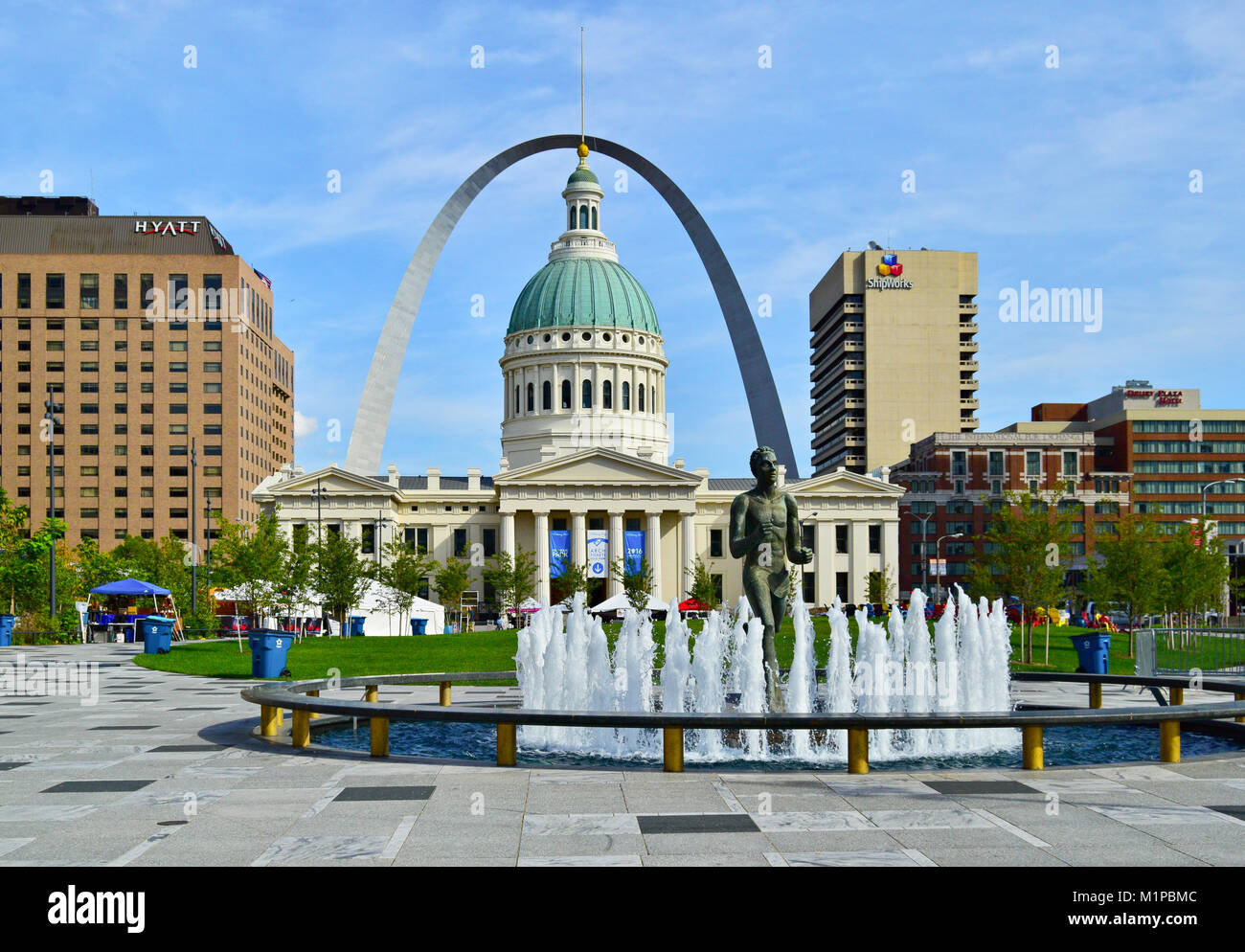 ST. LOUIS, MO, USA - SEPTEMBER 29, 2017: Statue and fountain at Kiener Plaza Park in front of the historic Old County Courthouse in St. Louis, Missour Stock Photo