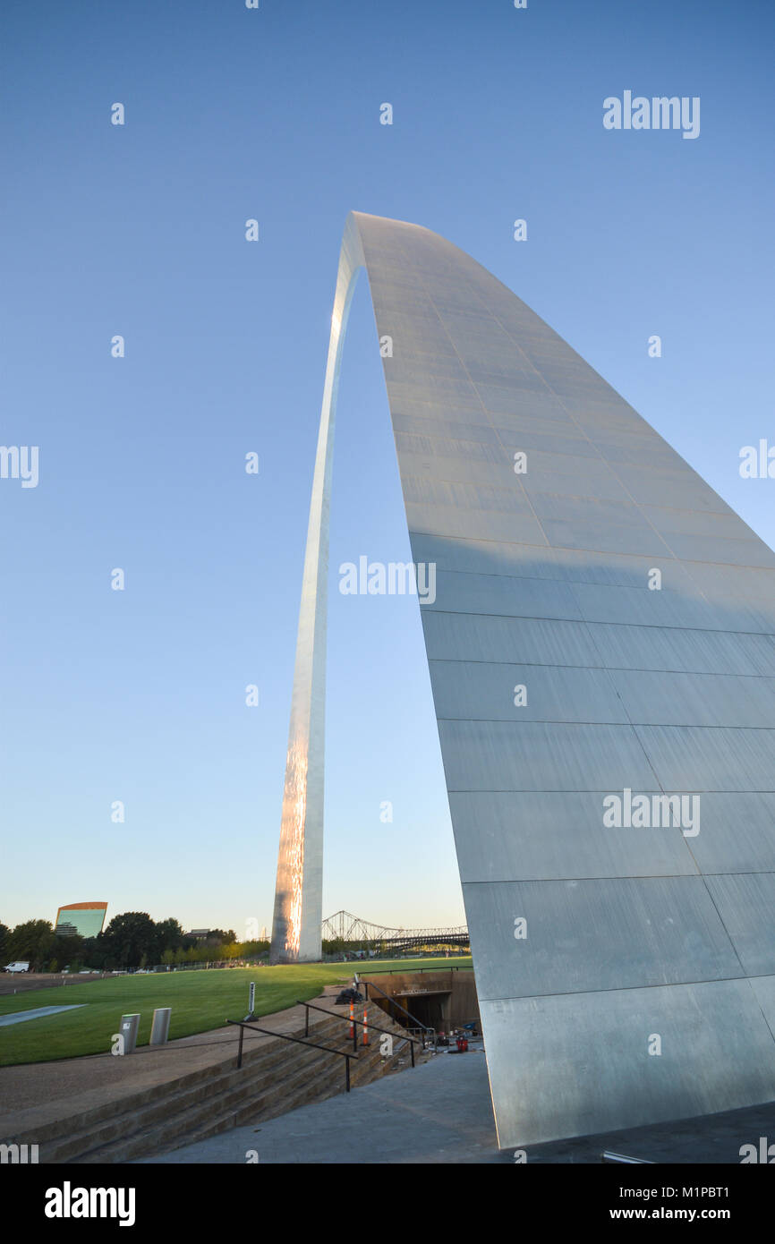 St. Louis Gateway Arch in Missouri with blue sky in the background Stock Photo