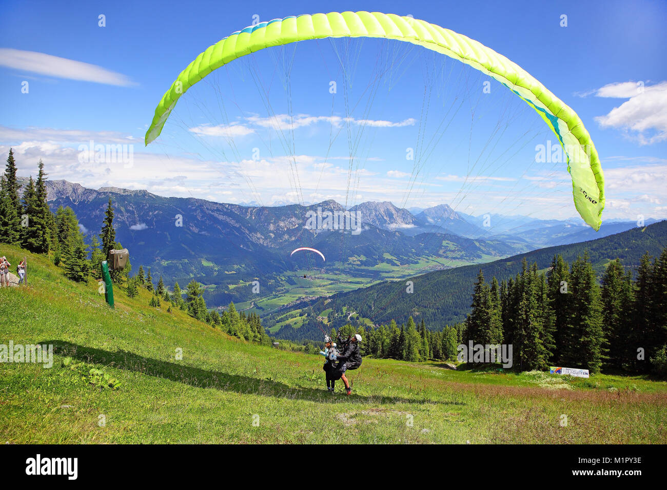 Paragliders to start a tandem jump, Planai, Schladming, Styria, Austria, Europe, Gleitschirmflieger starten zu einemTandemsprung, Steiermark, Österrei Stock Photo