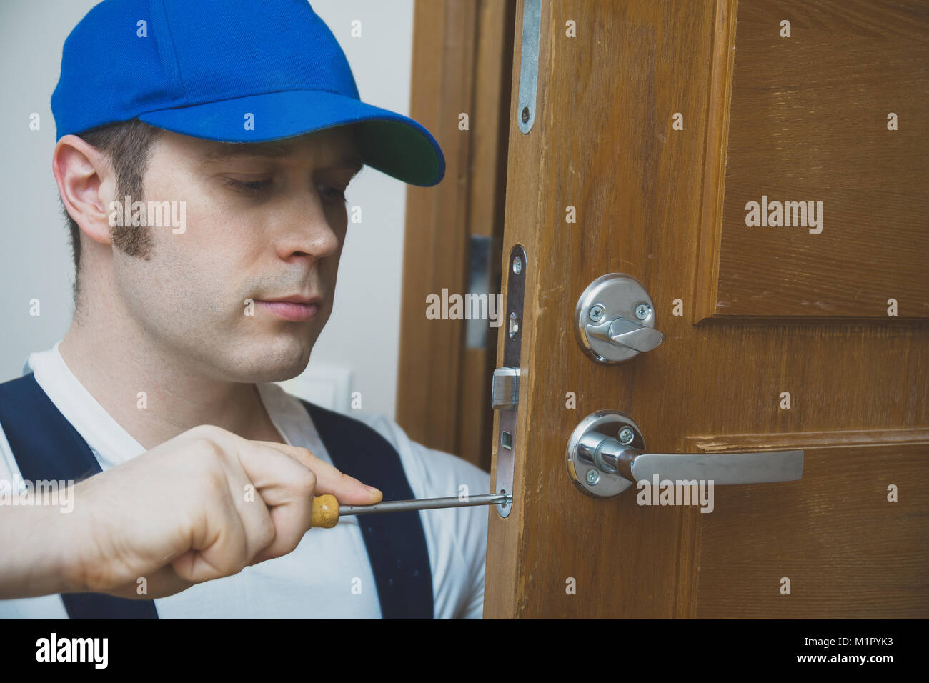 Handyman installing new door hi-res stock photography and images - Alamy