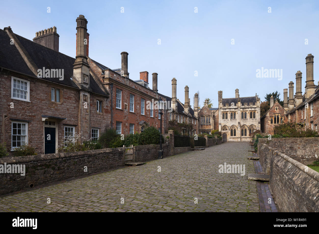 The Medieval street of Vicar's Close with cobbles and cottages looking towards the tiny Vicar's Chapel on a November morning, Wells, Somerset, England Stock Photo