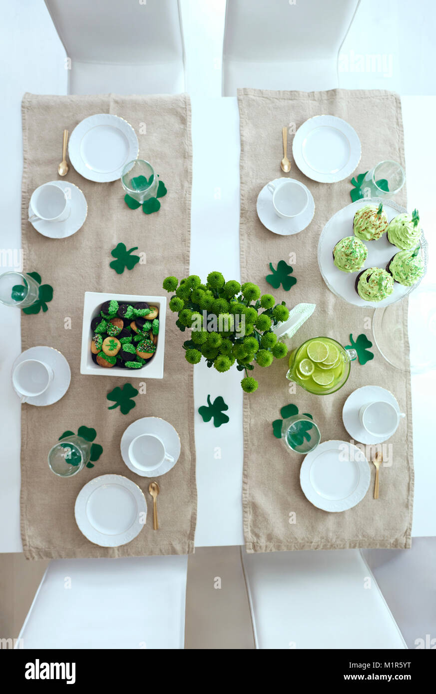 Child setting table home hi-res stock photography and images - Alamy