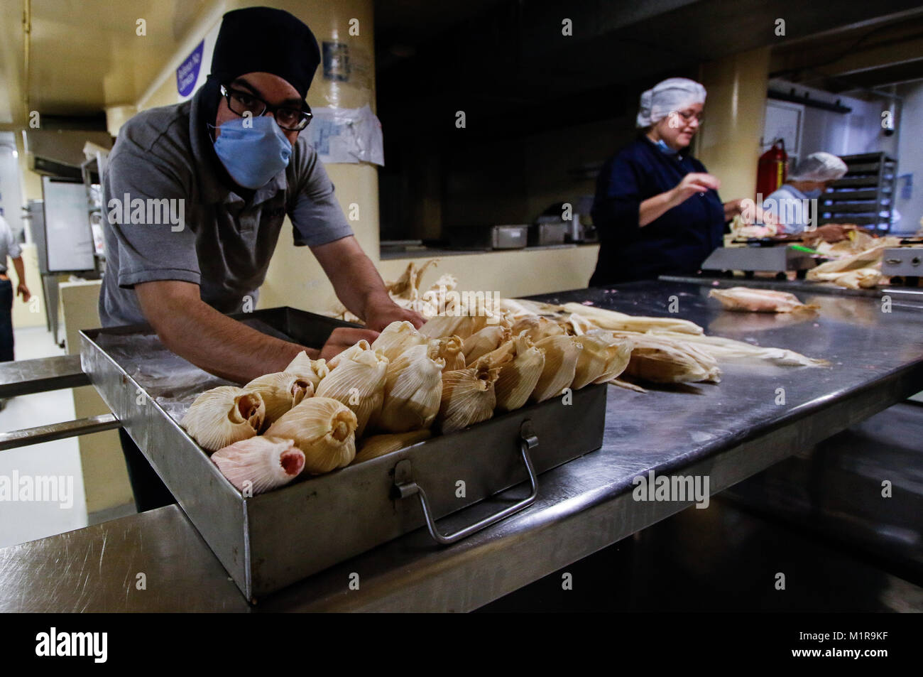 (180201) MEXICO CITY, Feb. 1, 2018 (Xinhua) A man prepares