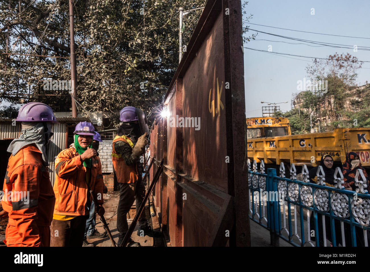 Kolkata, India. 31st Jan, 2018. Laborers work at metro railway construction site in Kolkata, India, on Jan. 31, 2018. The Indian government on Thursday unveiled its budget for the financial year 2018-19, with a focus on agriculture, infrastructure and healthcare. Credit: Tumpa Mondal/Xinhua/Alamy Live News Stock Photo